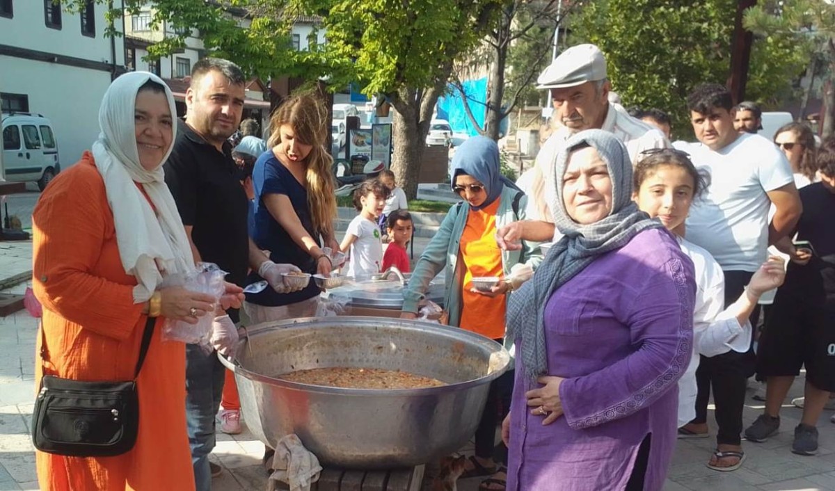 Sakin Şehir Taraklı’da Esnaf Aşure Dağıttı