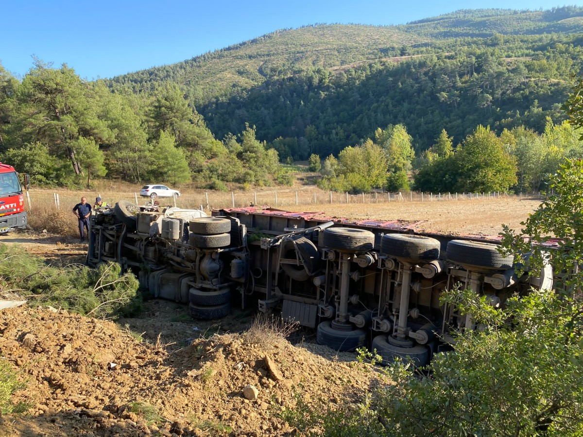 Savrulan TIR ters döndü. Araçta sıkışan Ali Çilingir yaralandı.