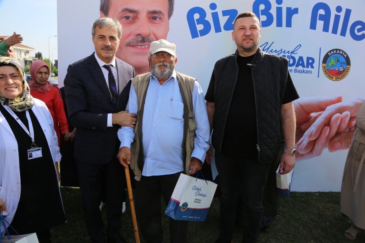 Serdivan Belediyesi Başkanı Yusuf Alemdar Yaşlıların Yanında 'Biz Bir Aileyiz'