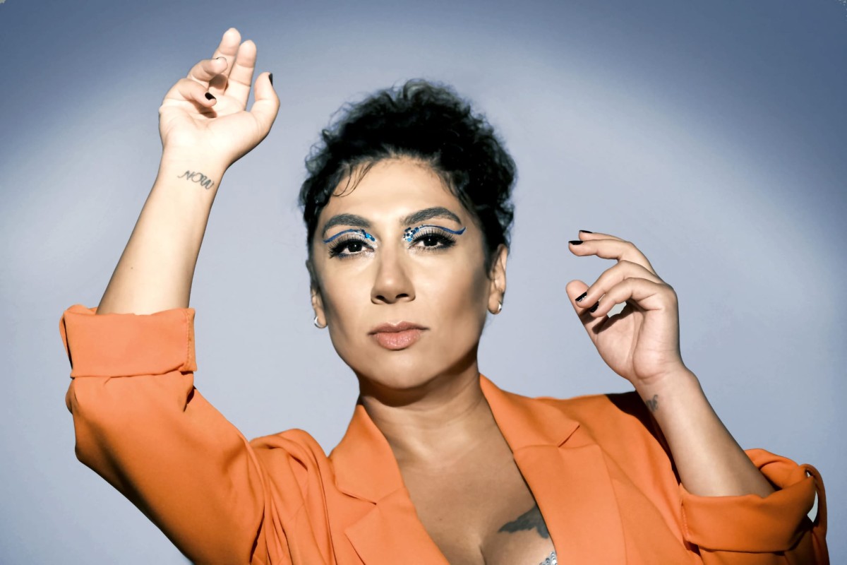 BURCU KISAKÜREK YENİ TEKLİSİ  NE HÜZÜNLÜ NE DE MUTLU BİR ŞARKI  ‘RENKLİ UÇURTMALAR’