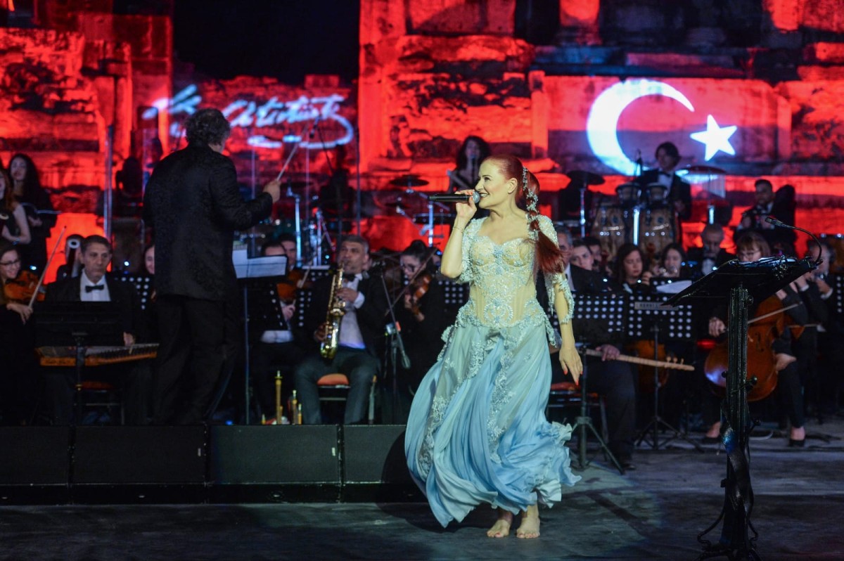 CANDAN ERÇETİN’DEN TARİHİ AMBİYANSTA MUHTEŞEM PERFORMANS