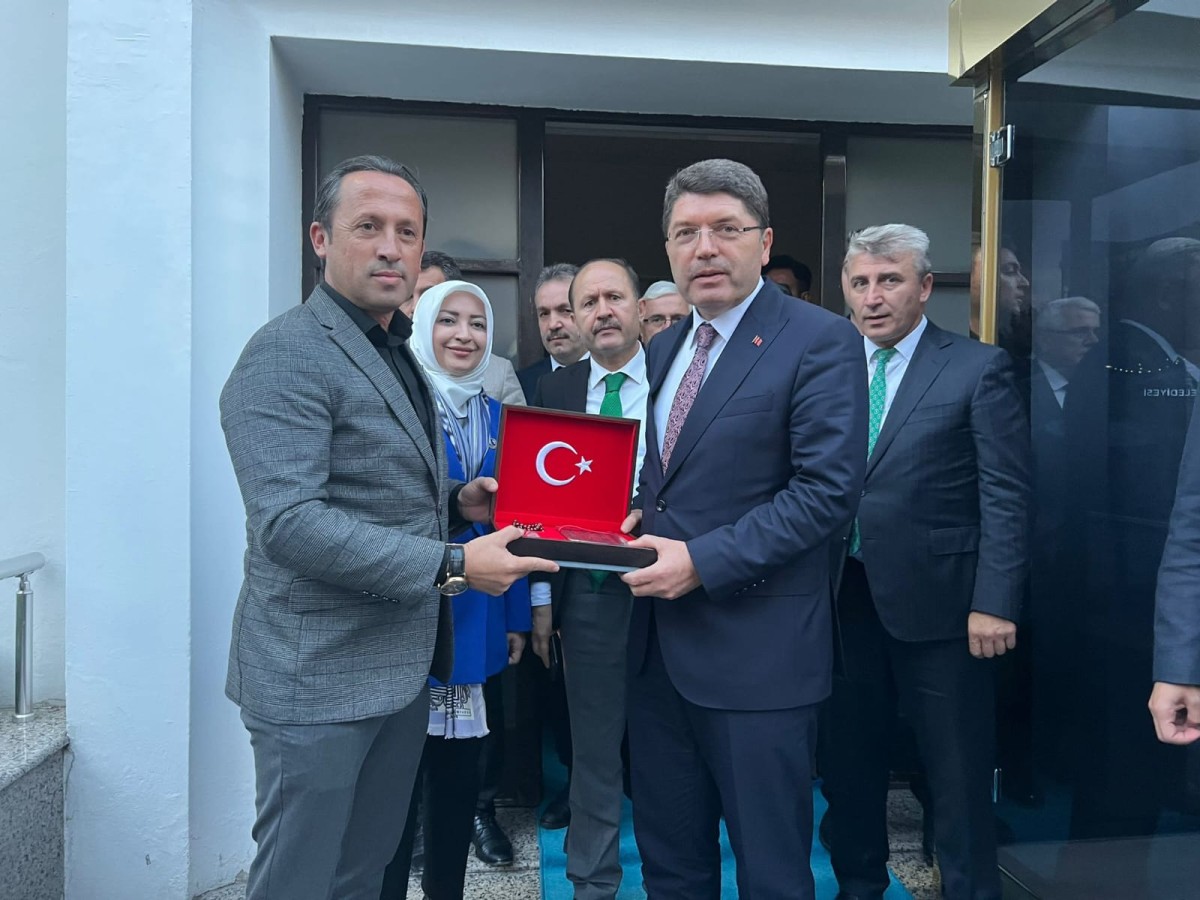 Bakan Tunç’a Kur’an-ı Kerim hediyesi