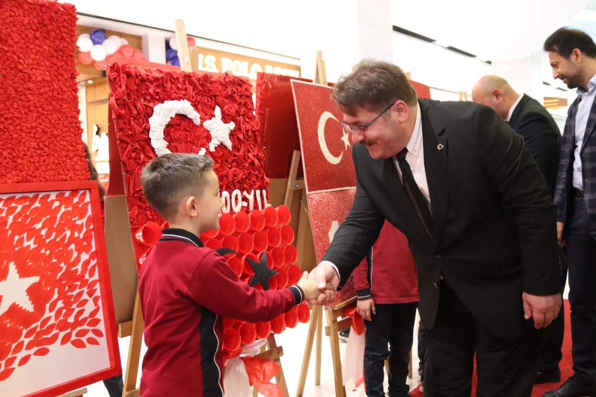 CUMHURİYETİN 100. YILINDA ÖĞRENCİLERDEN BAYRAK SERGİSİ