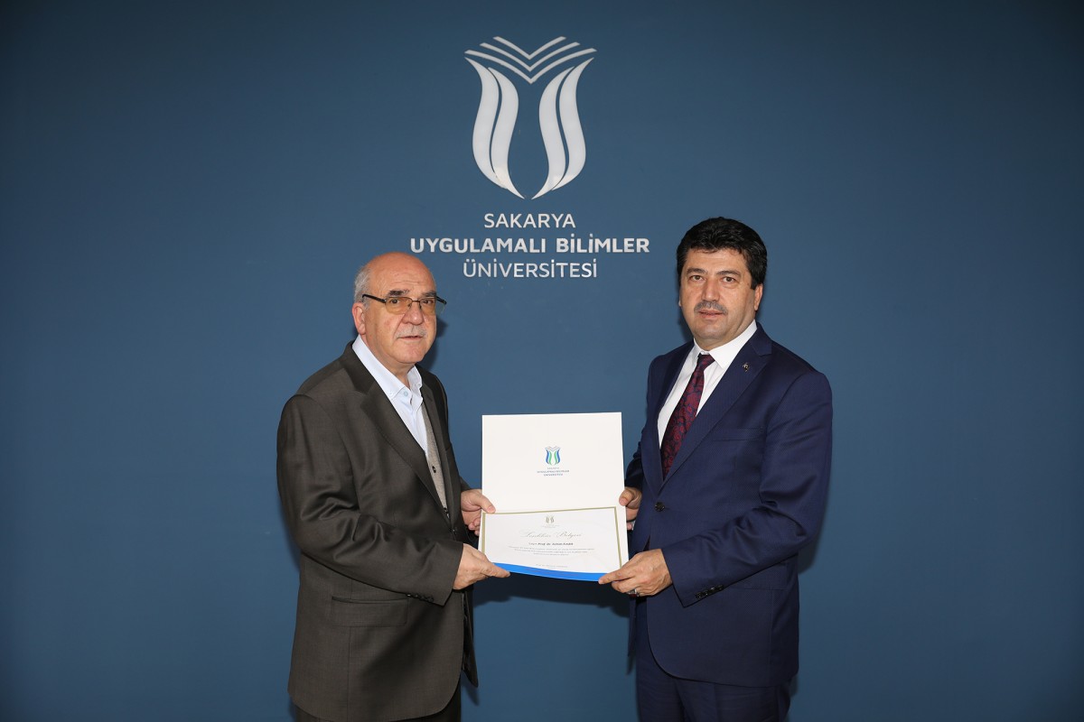 Rektör Mehmet Sarıbıyık akademisyenleri tebrik etti