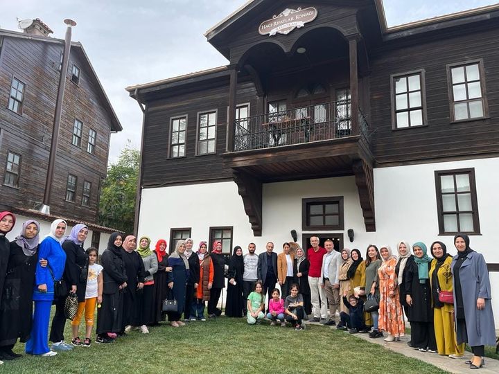 Sakarya AK Parti İl Kadın Kolları Başkanı Yasemin Turan ve il kadın kolları yönetimi ve Taraklı'da
