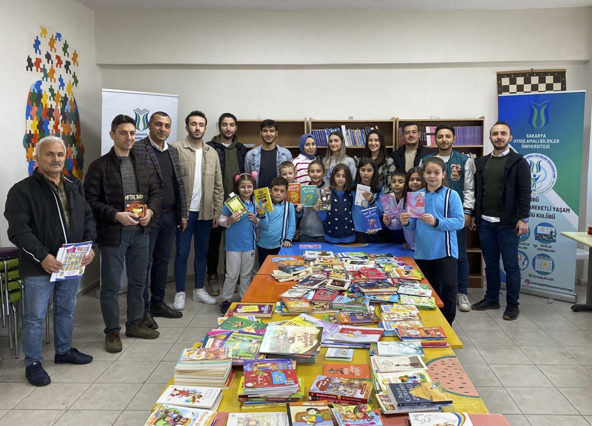 İlkokul öğrencilerine kitap hediye ettiler