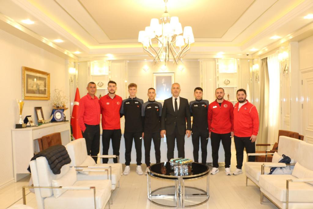 HENDEK BELEDİYESİ KARATE TAKIM SPORCUSU TEMİZEL ZİRVEDE