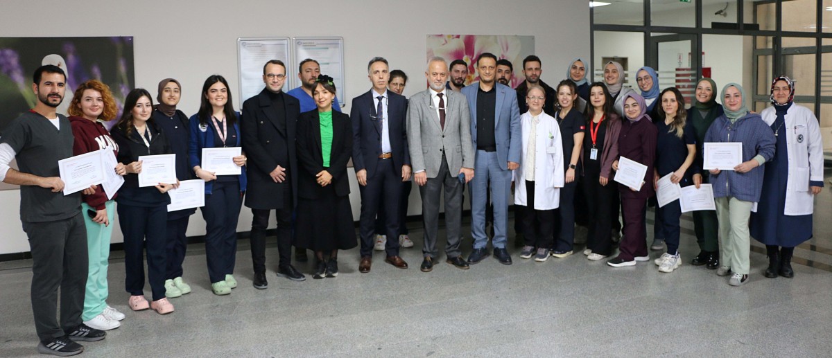 Acil servis hemşireleri sertifikalarını aldı