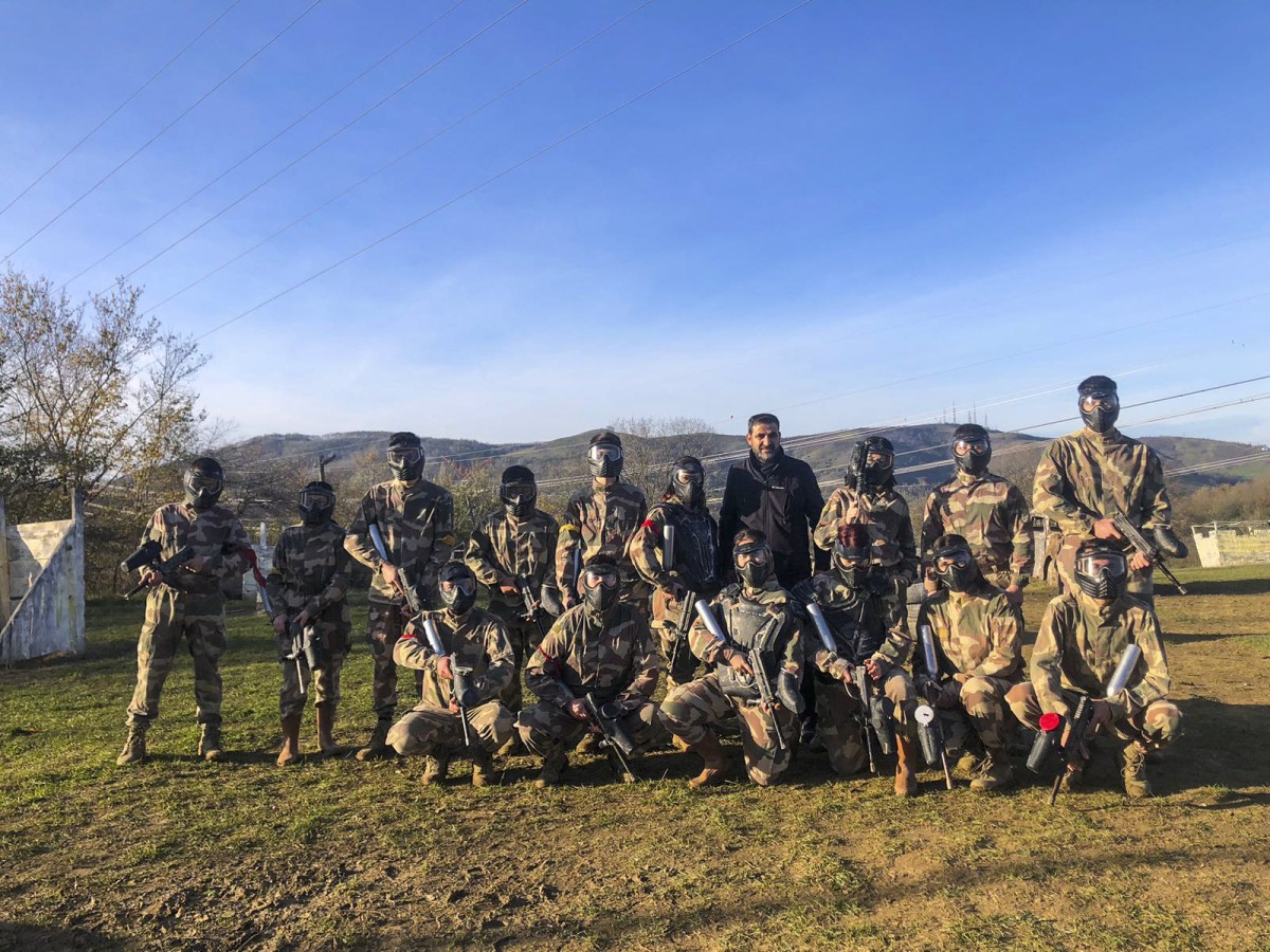 Paintball etkinliğiyle dersi eğlenceli hale getirdiler
