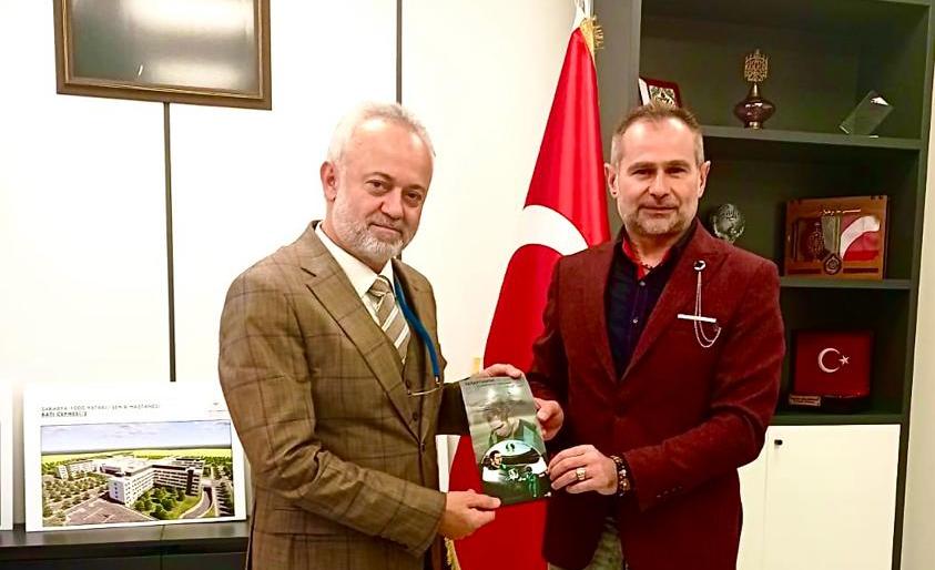 Sevilerek dinlenen birçok şarkı ve marşlarının bestekârı Sanatçı Akif Yener, Sakarya İl Sağlık Müdürü Aziz Öğütlü’yü makamında ziyaret etti.