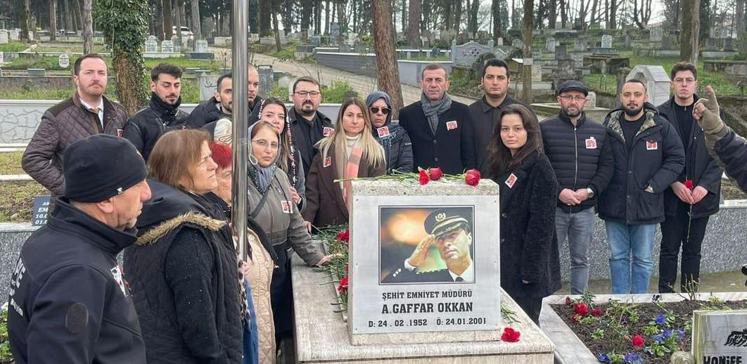 CHP SAKARYA İL BAŞKANI VE HENDEK BELEDİYE BAŞKAN ADAYI, ŞEHİT EMNİYET MÜDÜRÜ ALİ GAFFAR OKKAN’I ANMA TÖRENİNE KATILDI