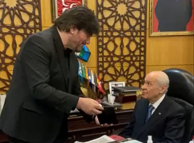 AHMET ŞAFAK’TAN DEVLET BAHÇELİ’YE ÇİFTE TAKDİM