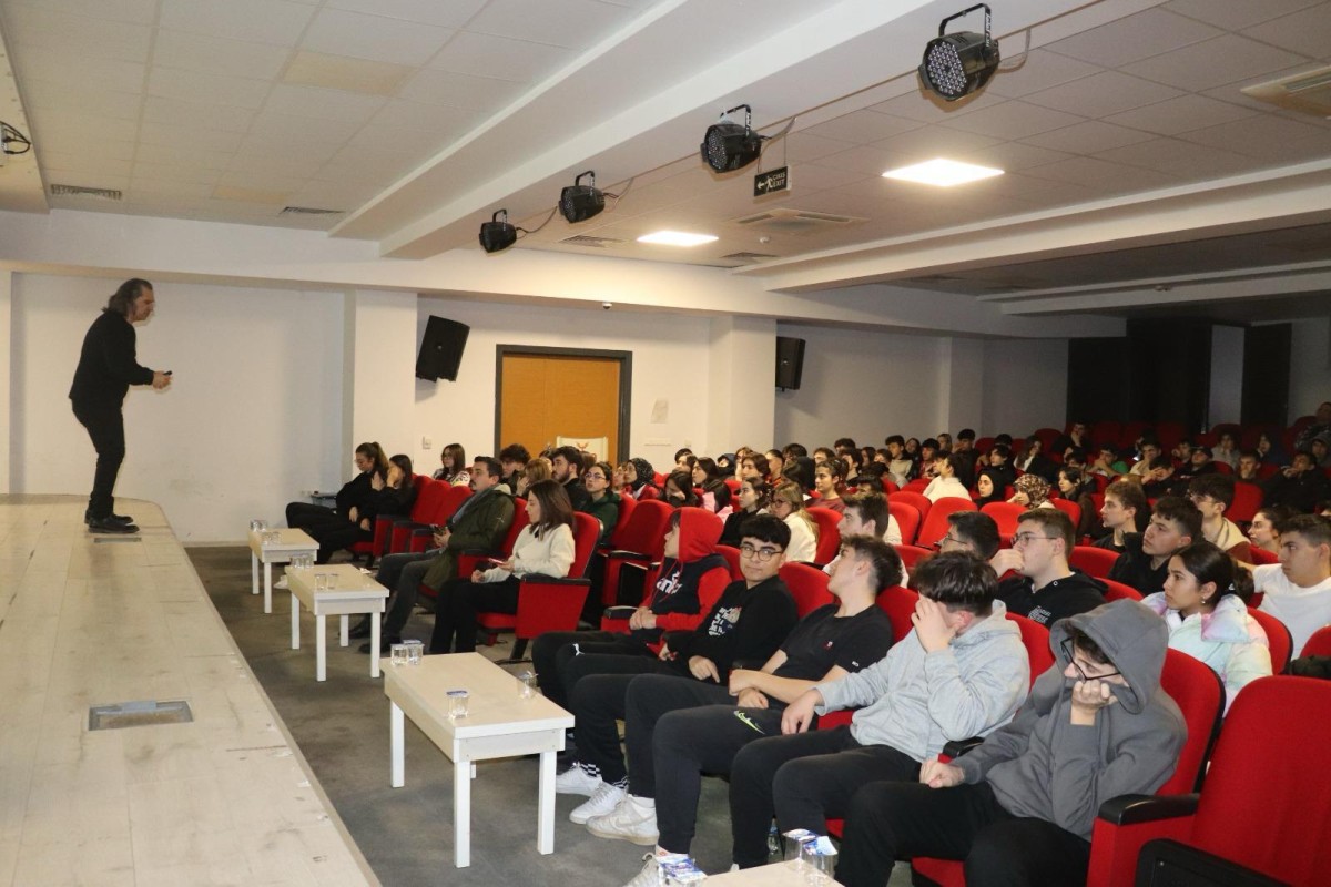 YKS ve LGS’ye Hazırlanan Öğrencilere ‘Anlayarak Hızlı Okuma ve Taktiklerle Paragraf Eğitimi’ Seminerleri Veriliyor.