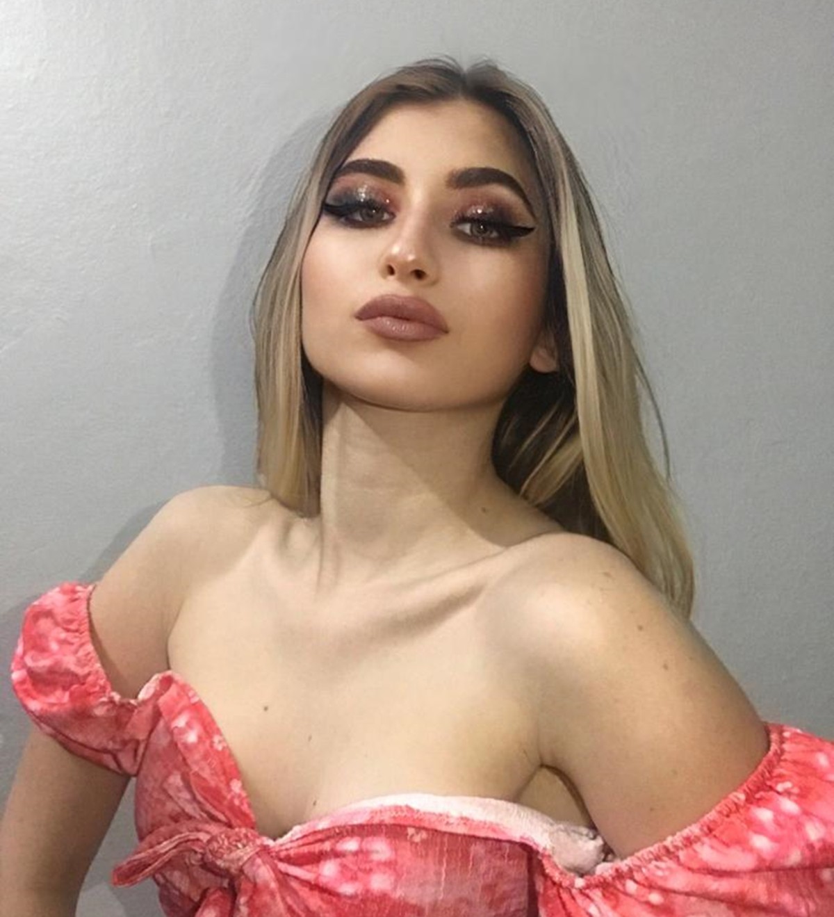 ÇAĞLA AYHAN PARLAK MAKYAJ MODASI GELDİ