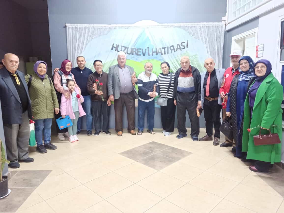 Sakarya Samsun Derneği'nden kadınlar gününde huzurevine ziyaret