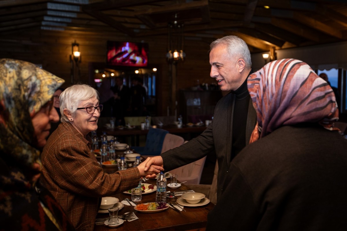 BAŞKAN TURGUT BABAOĞLU İLK İFTARI HUZUR EVİ SAKİNLERİYLE AÇTI