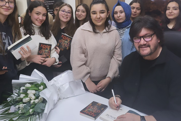 AHMET ŞAFAK İMZA GÜNÜNDE OKURLARIYLA BULUŞTU