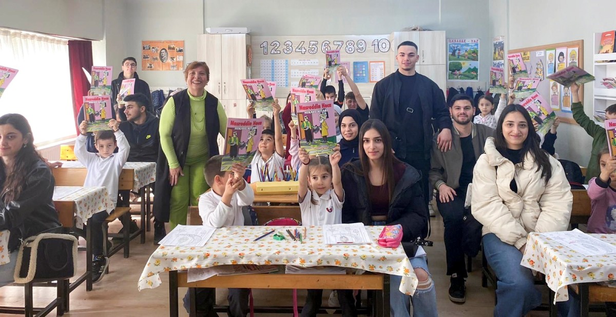 İlkokul öğrencilerine kitap hediye ettiler
