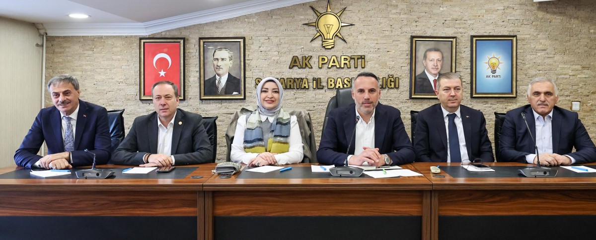 AK Parti Sakarya heyeti, 31 Mart yerel seçimlerine doğru son hafta çalışmalarını koordine etmek için İl Başkanlığında toplandı.