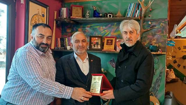 Levent Candan 'dan 20 yıllık muhtar Yunus Özçelik'e plaket