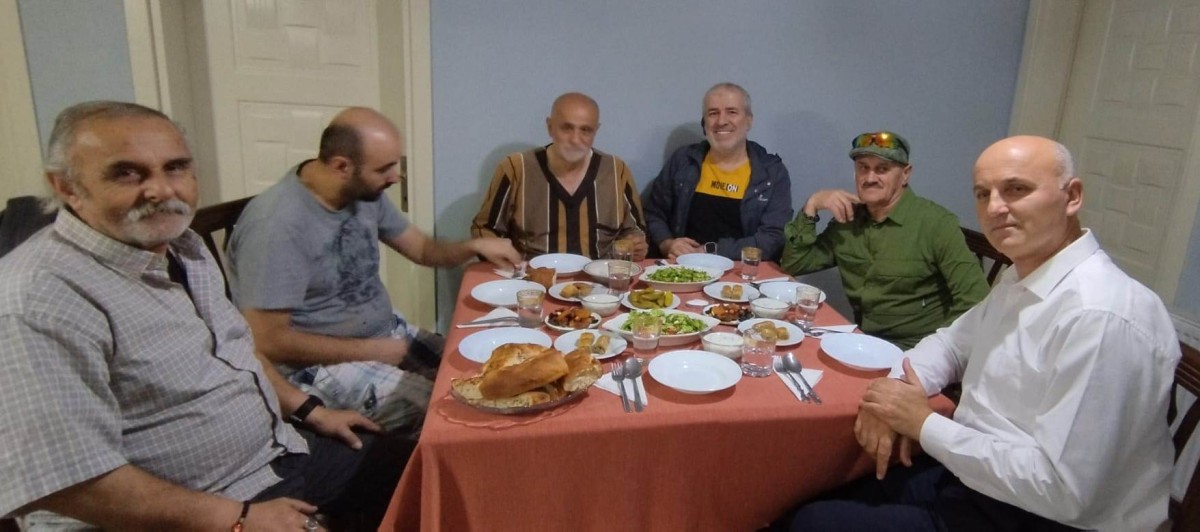 Efsane Gazeteci Ahmet Bağ'dan Dostlarına İftar Yemeği