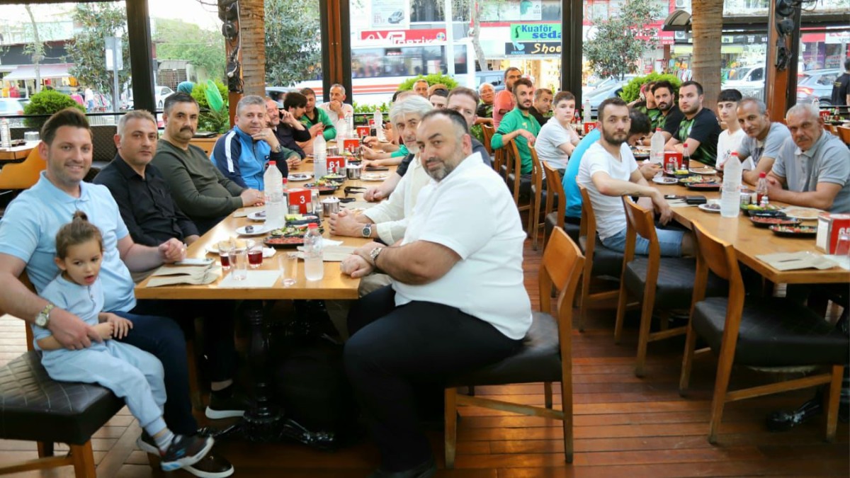 Şampiyonluk yolunda İftar morali: Aykut Saban, Adana'da takıma moral verdi