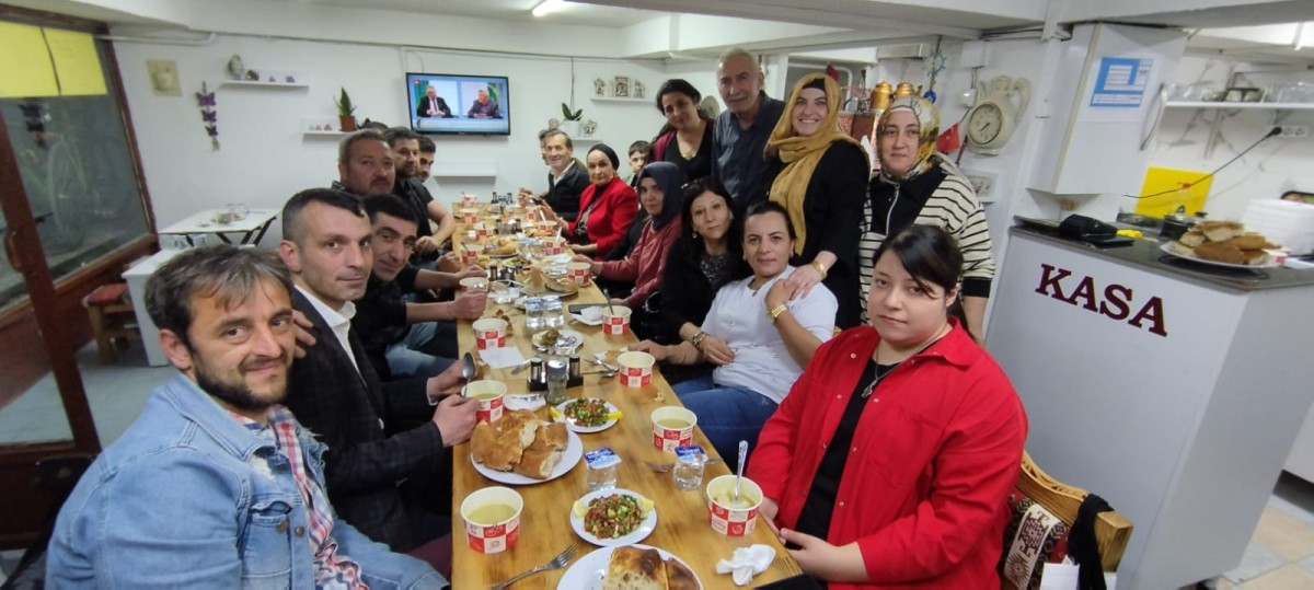 Sakarya esnaflarından Mehmet Çınar 'Nağme Çay Evi'nden Geleneksel İftar Yemeği