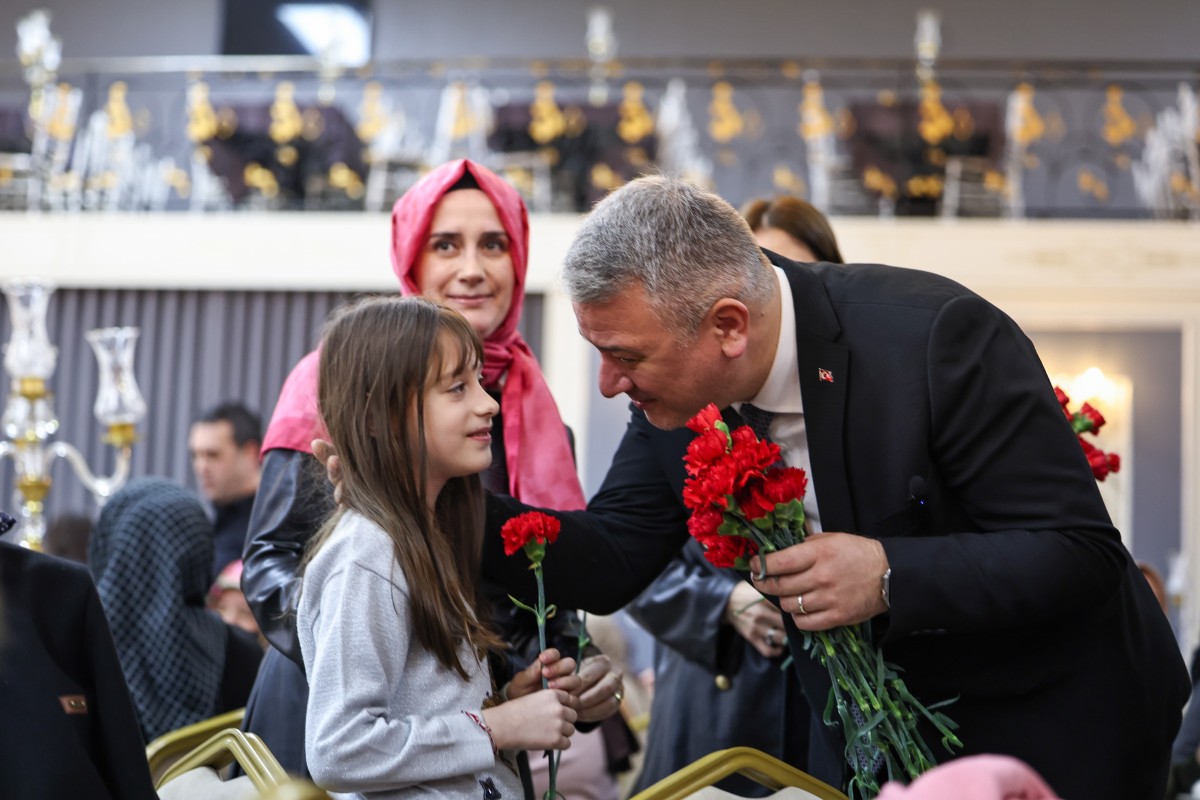 Başkan Osman Çelik ÖĞRENCİLERİMİZE YENİ DÖNEMDE ÇOK GÜZEL SÜRPRİZLERİMİZ OLACAK