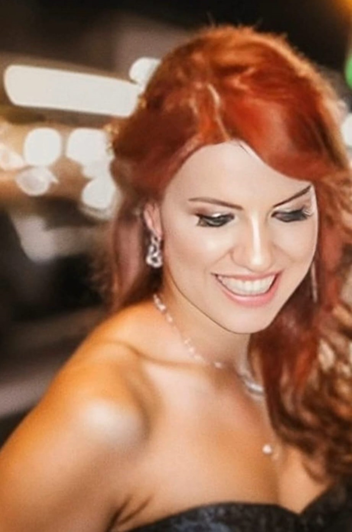 KIVILCIM KALAY'DAN TİYATRO SAHNESİNE DEMET AKALIN MODELİ