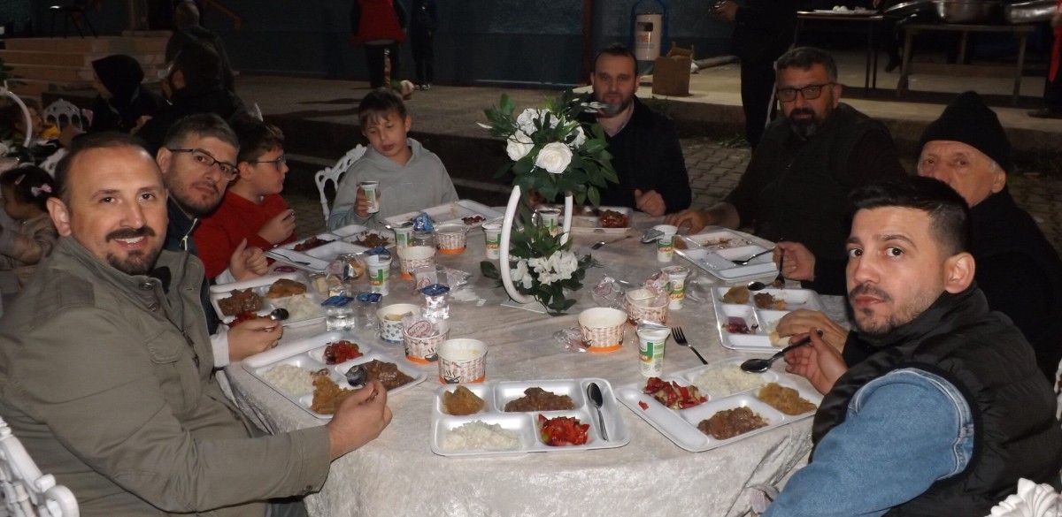 KIŞLAÇAY SEVDALILARI OKULUN BAHÇESİNDE İFTARDA BULUŞTU.