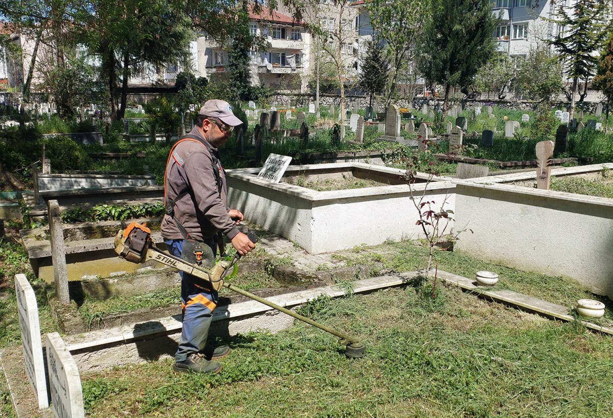 Sakarya Büyükşehir mezarlıkları bayrama hazırlıyor
