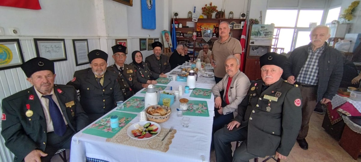 Kuvayi Ve Mücahitler Derneği Başkanı Nihat Sakallı Yönetimi ile Köy Hizmetleri Emeklileri Derneğinin Kahvaltısına Katıldı