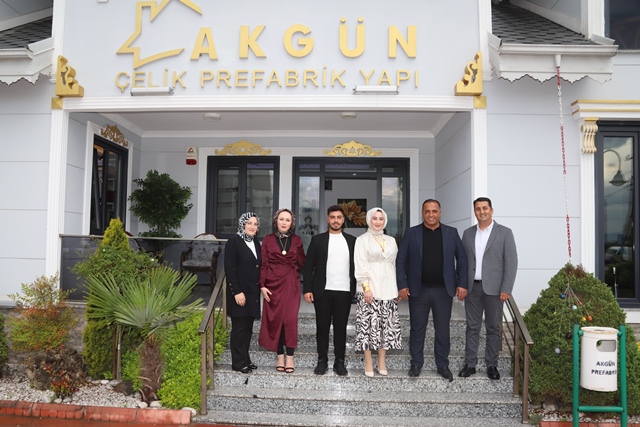 Akgün; 'Ev'lenen müşterilerini hediyelendirdi
