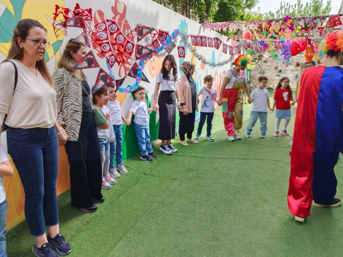 İzmir Bilim Çocuktan farklı bir 23 Nisan kutlaması