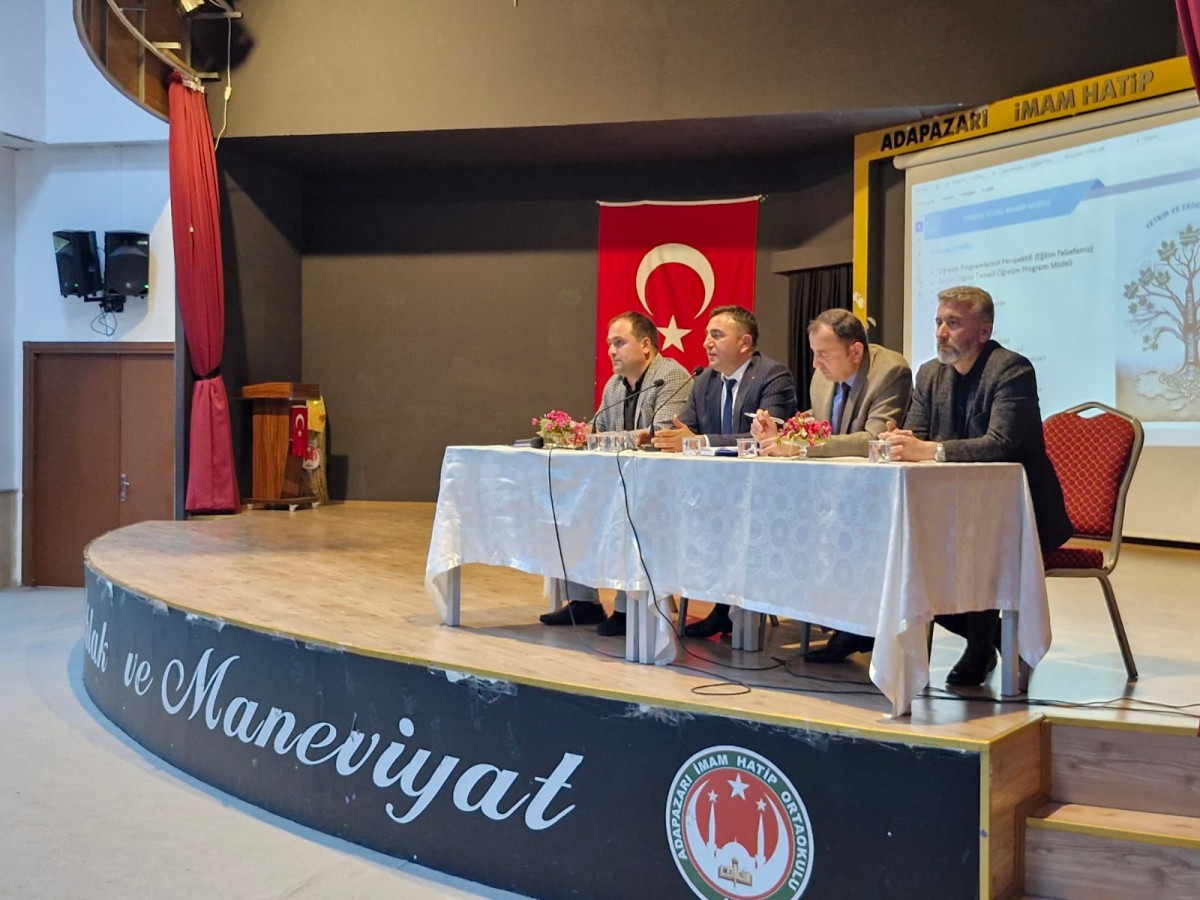 Adapazarı İlçe Millî Eğitim Müdürlüğü Türkiye Yüzyılı Maarif Modeli Gündemiyle Toplandı