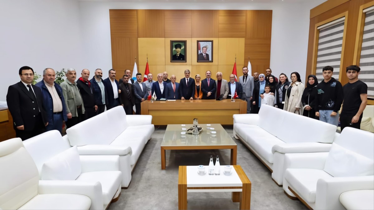 Sakarya Samsunlular Derneği Yönetimi, Büyükşehir Belediye Başkanı Alemdar'ı ziyaret etti