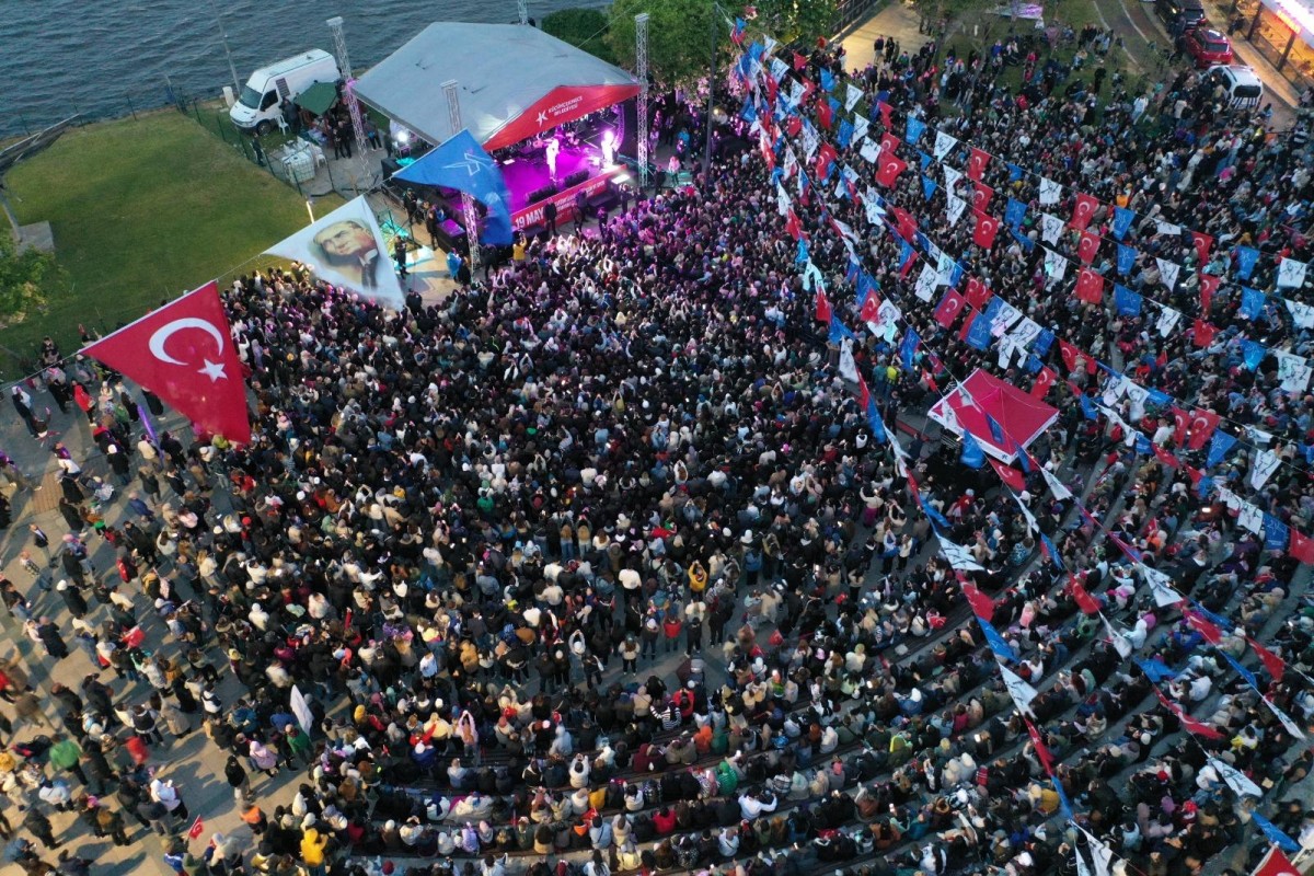 Gençler, 19 Mayıs’ı Mert Demir Şarkılarıyla Kutladı
