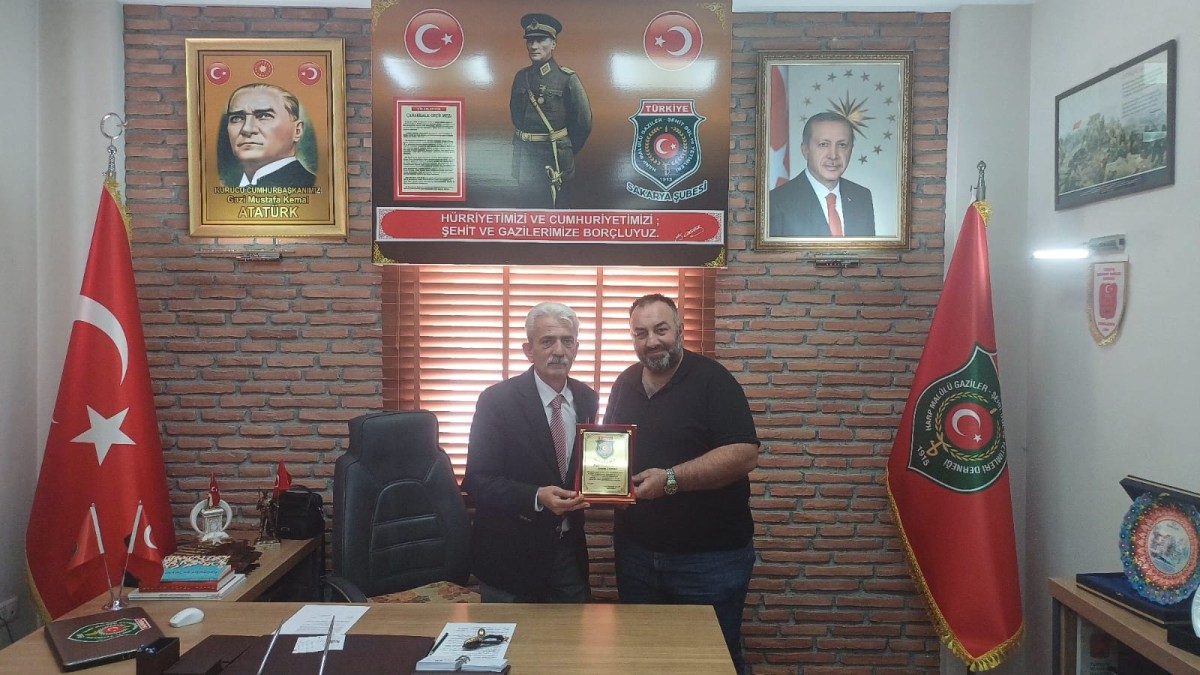 Gazeteci Levent Candan'a Şehit Aileleri ve Gazilerden plaket