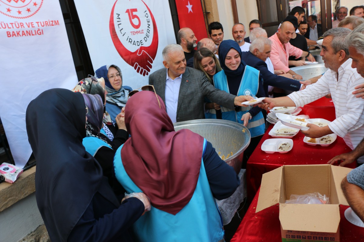 Eski TBMM Başkanı Türkiye'nin 27. ve son başbakanı Binali Yıldırım  Orhan Camii'nde 15 Temmuz Şehitleri İçin Helva Dağıttı