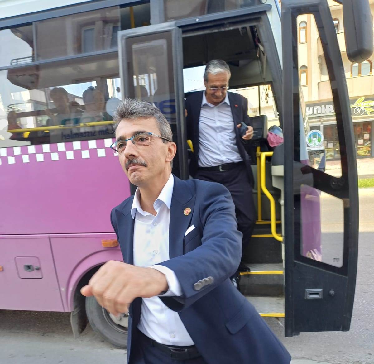 Örnek Belediye Başkan Şenol Dinç; Evden İşe, Halk otobüslerini kullanıyor