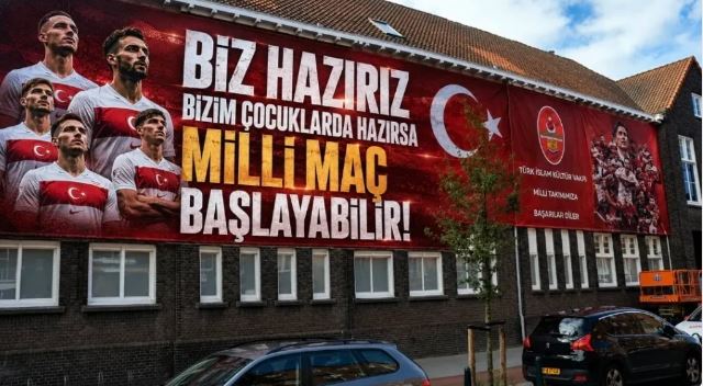 HOLLANDA’DA AMSTEL DEĞİL, AY-YILDIZ AKTI: Sokaklar da Camiler de Kırmızı-Beyaz!