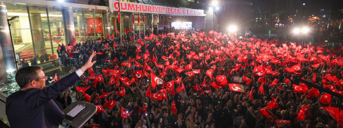 CHP Genel Başkanı Özgür Özel, CHP Genel Merkezi Önünde Toplanan Vatandaşlara Hitap Etti