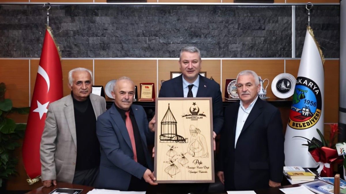 Sakarya Samsunlular Derneği, Başkan Osman Çelik'i ziyaret etti ve kültürel bağları güçlendirdi