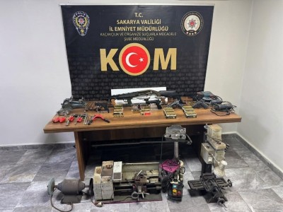 SAPANCA’DA SİLAH İMALATHANESİNE ÇEVRİLEN EVLERE ŞAFAK OPERASYONU: 15 GÖZALTI, 4 TUTUKLAMA!