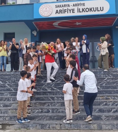 ARİFİYE İLKOKULU’NDA DUYGU DOLU VEDA: HASAN DAŞBULAK HOCA EMEKLİ OLDU