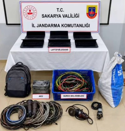 Arifiye'de Fabrika Soygunu Aydınlatıldı: JASAT Dedektifleri Şüphelileri Kıskıvrak Yakaladı!